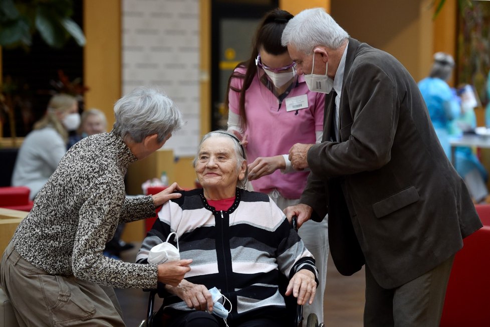 Po téměř dvou měsících se mohli senioři z Alzheimer domova Zátiší v pražských Kunraticích opět shledat se svými blízkými (5. 12. 2020)