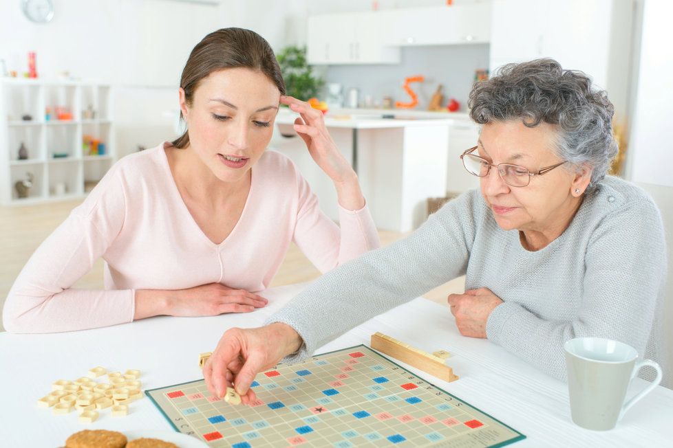 Šachy, scrable, křížovky, karty a další hry, u kterých se musí myslet. Ideální prevence před stařeckou demencí.