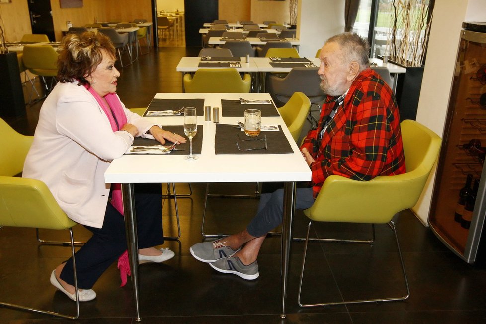 Jiřina Bohdalová se v Alzheimer Home Zátiší setkala s bývalým mužem Břetislavem Stašem