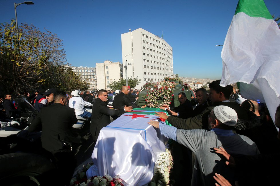 V Alžírsku pohřbili generála Saláha, tvář armádního vedení země (25.12.2019)