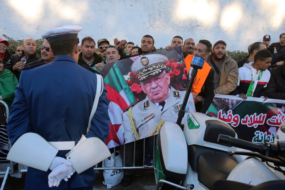 V Alžírsku pohřbili generála Saláha, tvář armádního vedení země (25.12.2019)