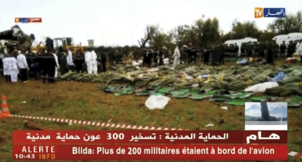Při pádu vojenského letadla v Alžírsku zemřelo přes 200 lidí.