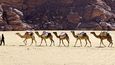 Téměř suchá vegetace a občasné karavany velbloudů jsou dnes jedinými známkami života.