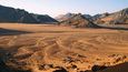 Hory v jižní části Alžírska u hranic s Libyí a Nigerem, kde se zrodilo nejstarší skalní umění ve střední Sahaře.