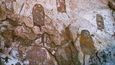 Malé rytiny lidských postav zvané Kel Essuf na území jižního Alžírska jsou dosud nejstaršími nalezenými rytinami ve střední Sahaře z období před 8000 př. n. l. Postavičky mají ruce, nohy – a dlouhý penis.