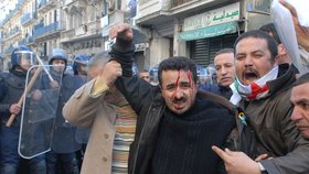 Ke střetům mezi demonstrany a policií došlo v Alžíru už 22. ledna