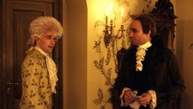 Záběr z Formanova filmu Amadeus, ve kterém jsou skladatelé Mozart a Salieri vykresleni jako velcí sokové.