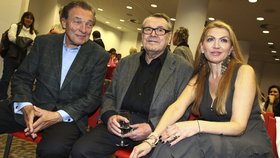 Miloš Forman se ženou Martinou a zpěvákem Karlem Gottem na snímku z roku 2011