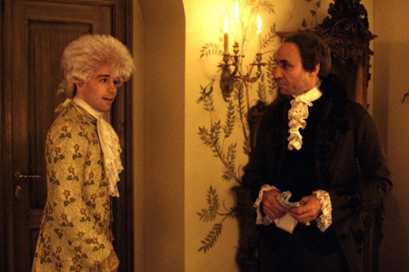 Záběr z Formanova filmu Amadeus, ve kterém jsou skladatelé Mozart a Salieri vykresleni jako velcí sokové.