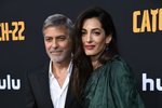 Amal a George Clooney. Než George potkal Amal, lámal jedno srdce za druhým. George byl už jednou rozvedený a tvrdil, že se už nikdy neožení. Amal však dobyla jeho srdce a v roce 2014 se konala svatba. Herci bylo 52 let.