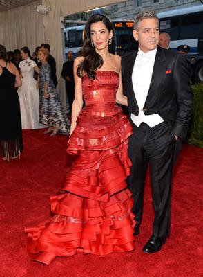 George Clooney s manželkou Amal, která oblékla šaty John Galliano.