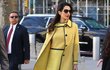 Amal Clooney ví jak se správně oblékat.