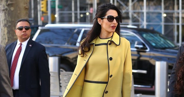 Amal Clooney ví, jak se správně oblékat.