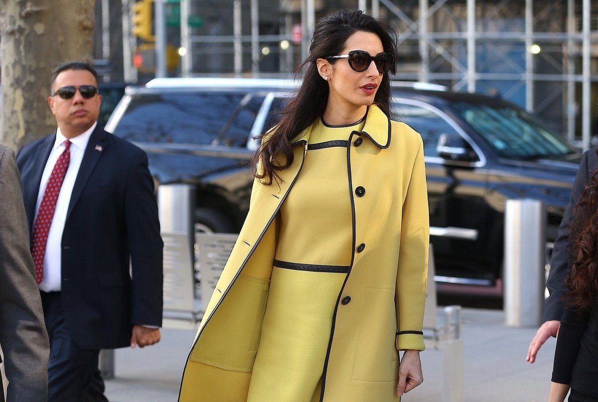 Amal Clooney ví jak se správně oblékat.