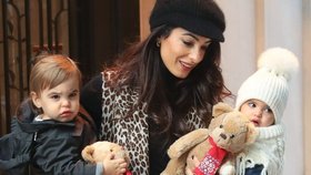 Amal Clooney ukázala rozkošná dvojčata. Alexandrovi a Elle je rok a půl