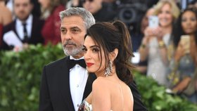 Amal a George Clooney zatím fotkami dětí šetřili