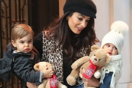 Amal Clooney ukázala rozkošná dvojčata. Alexandrovi a Elle je rok a půl