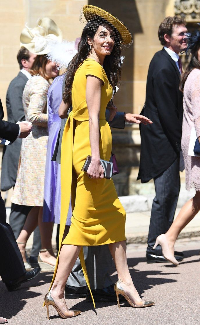 Amal Clooney doplnila ostře žluté šaty Stella McCartney zlatými jehlami