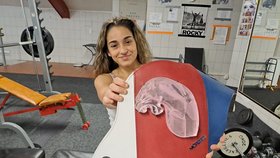 Amálka Danihelová (18) z Havířova ukazuje pás, který získala v boxu spolu s titulem mistrně Česka ve váze do 48 kilogramů.