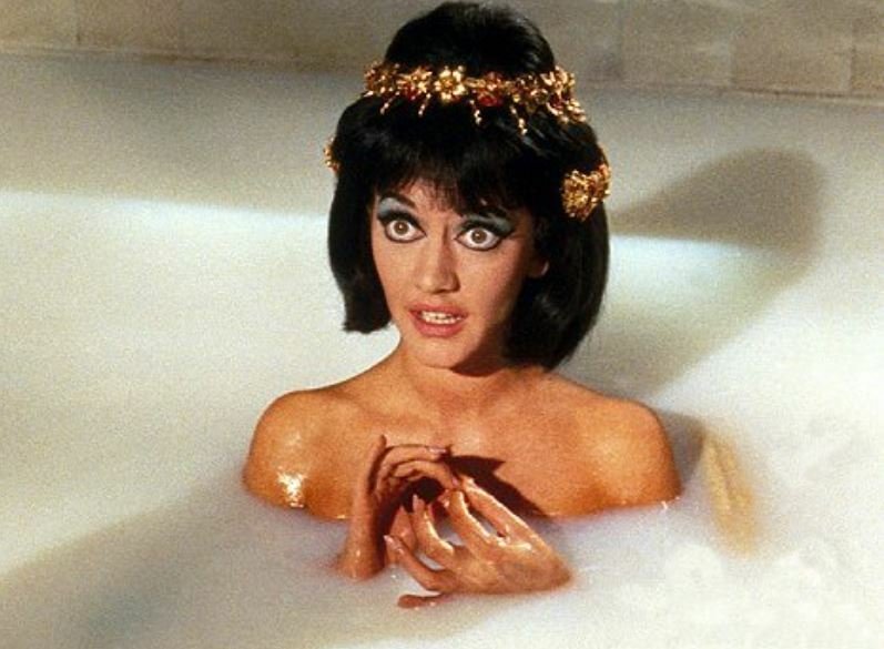 Amanda Barrie ve filmu Carry On Cleo