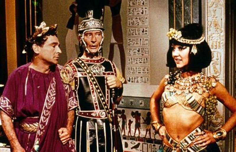 Amanda Barrie ve filmu Carry On Cleo