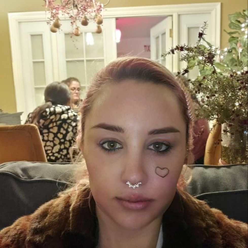 Amanda šokovala tetováním na obličeji.