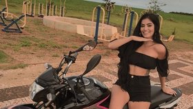 Amanda Andrade Maturanaová, v Brazílii známá youtuberka, zemřela při nehodě na motorce. Ujížděla před policií.