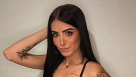 Amanda Andrade Maturanaová, v Brazílii známá youtuberka, zemřela při nehodě na motorce. Ujížděla před policií.