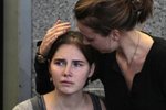 Amanda Knox na letišti Sea-Tac v Seattlu v objetí se svou sestrou Deannou