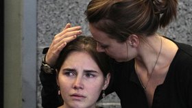 Amanda Knox na letišti Sea-Tac v Seattlu v objetí se svou sestrou Deannou