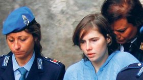 Amanda Knox odchází ze soudního líčení.