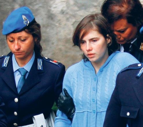 Amanda Knox odchází ze soudního líčení.