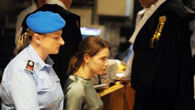 Amanda Knox si odpykává trest 26 let za vraždu své spolubydlící