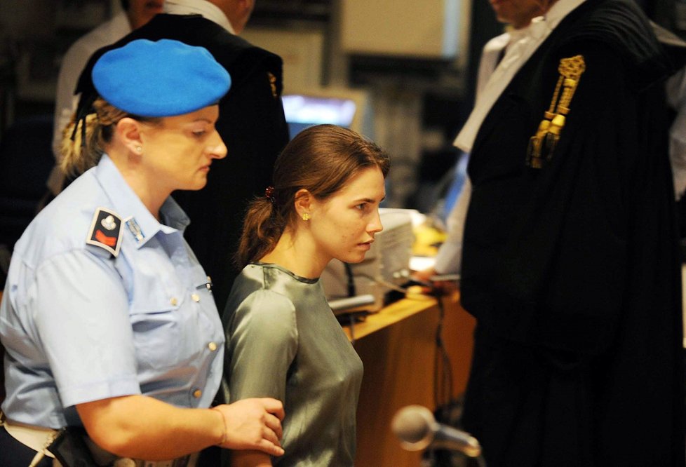 Amanda Knox si odpykává trest 26 let za vraždu své spolubydlící