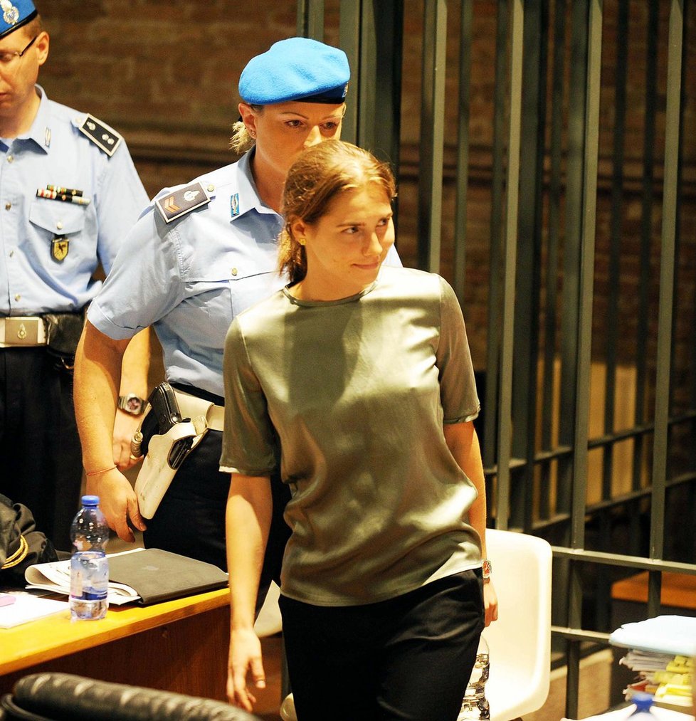 Amanda Knox byla u soudu k nepoznání a dost sexy