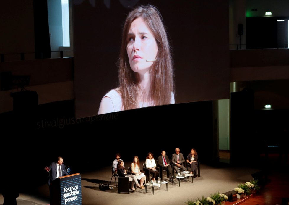 Amanda Knoxová obvinila média, že vykonstruovala falešný příběh (15. 6. 2019)