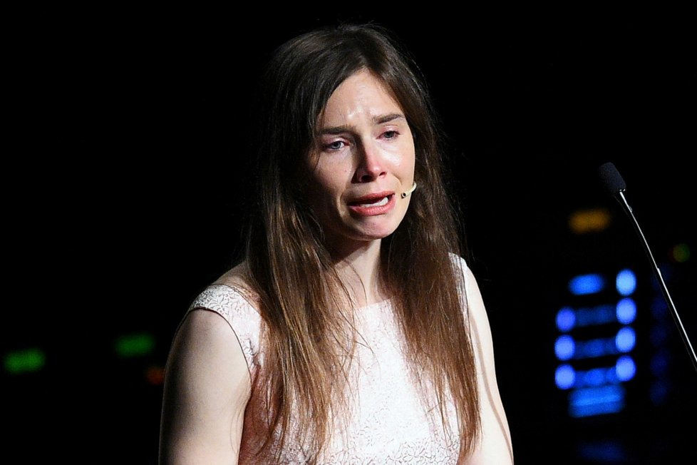 Amanda Knox obvinila média, že vykonstruovala falešný příběh (15. 6. 2019).