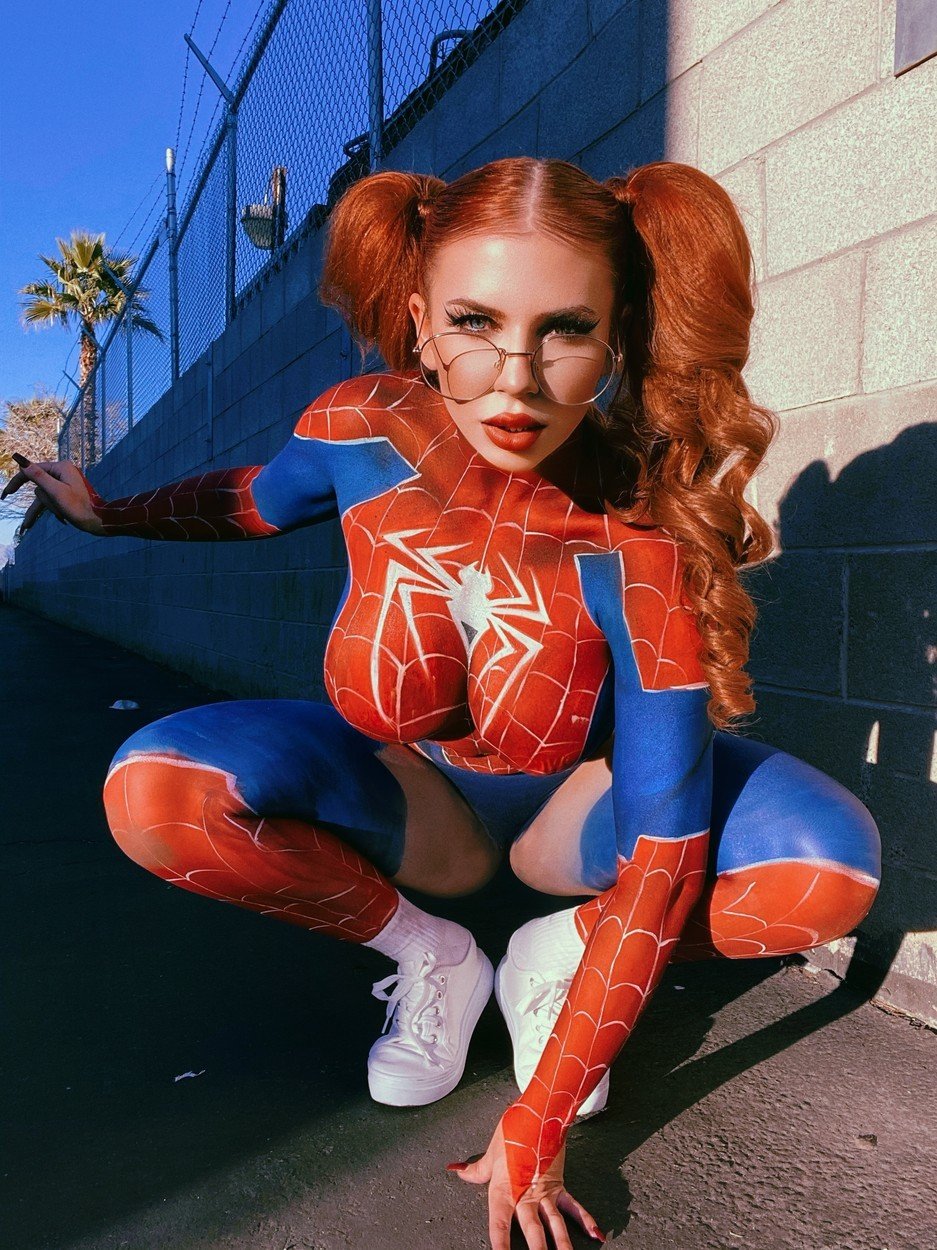 Amanda Nicole jako Spider-Babe