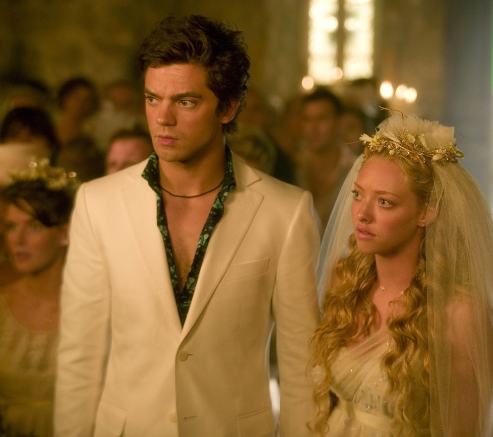 Amanda Seyfried a Dominic Cooper ve filmu Mamma Mia!