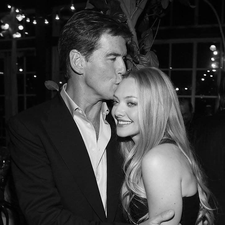 Amanda Seyfried s Piercem Brosnanem: Zpátky do roku 2008, kdy se natáčel film Mamma Mia. Tenhle rok je uvidíme opět spolu v druhém pokračování filmu. Premiéra je plánovaná na léto!
