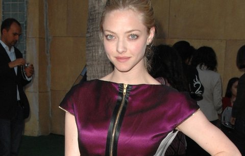 Módní trapas Amandy Seyfried: Šaty předkem dozadu!