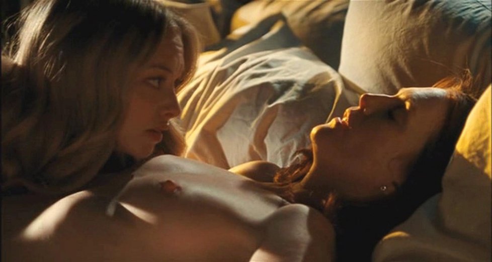 Lesbická scéna v podání Amandy Skyfried a Julianne Moore.