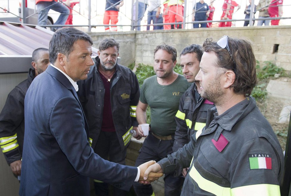 Italský premiér Renzi navštívil zemětřesením poničené Amatrice.