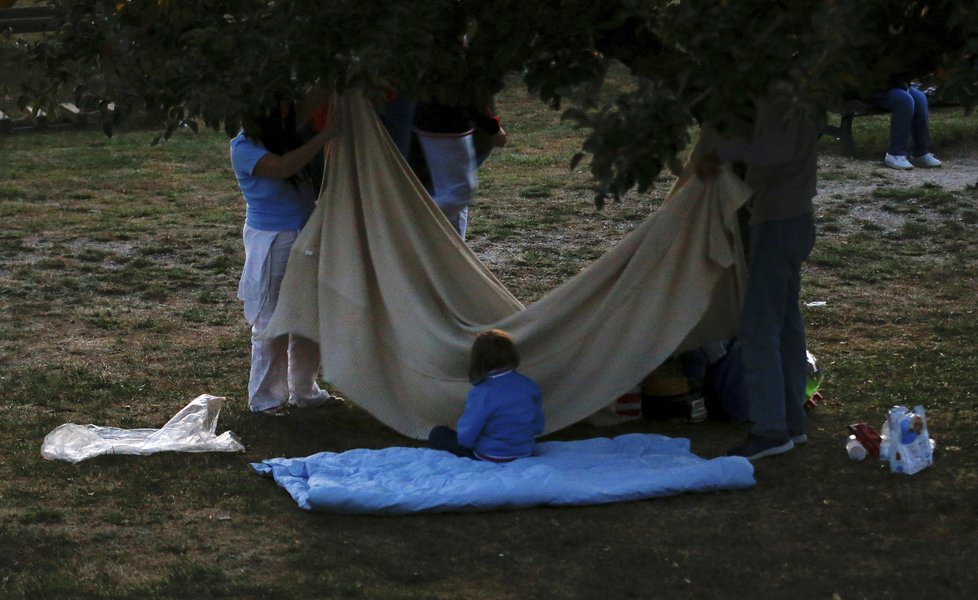 Lidé z italského Amatrice: Po zemětřesení, které zasáhlo jejich domovy, se chystali strávit první noc venku.