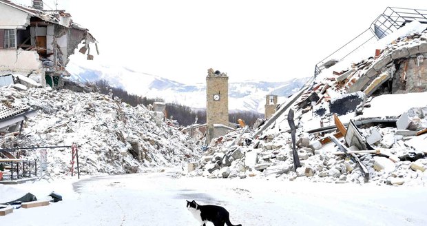 Italské Amatrice, které na podzim zasáhlo zemětřesení, zasypal sníh a očekávají se i silné mrazy.