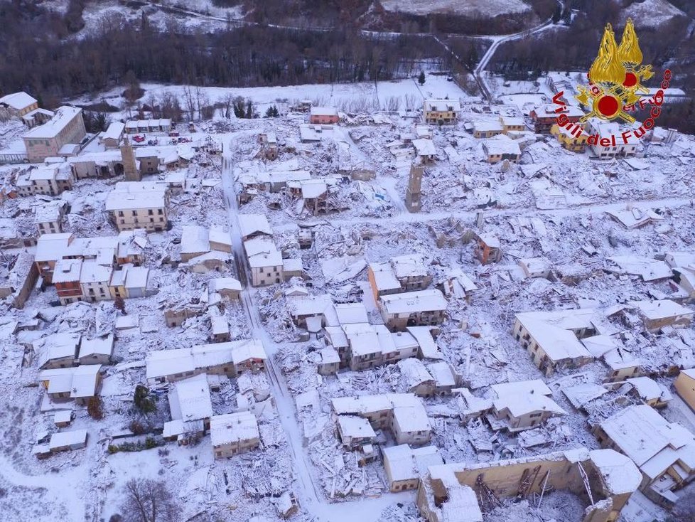 Italské Amatrice, které na podzim zasáhlo zemětřesení, zasypal sníh a očekávají se i silné mrazy.