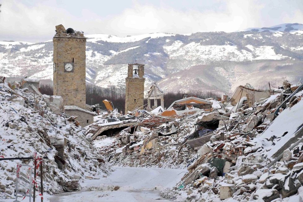 Italské Amatrice, které na podzim zasáhlo zemětřesení, zasypal sníh a očekávají se i silné mrazy.