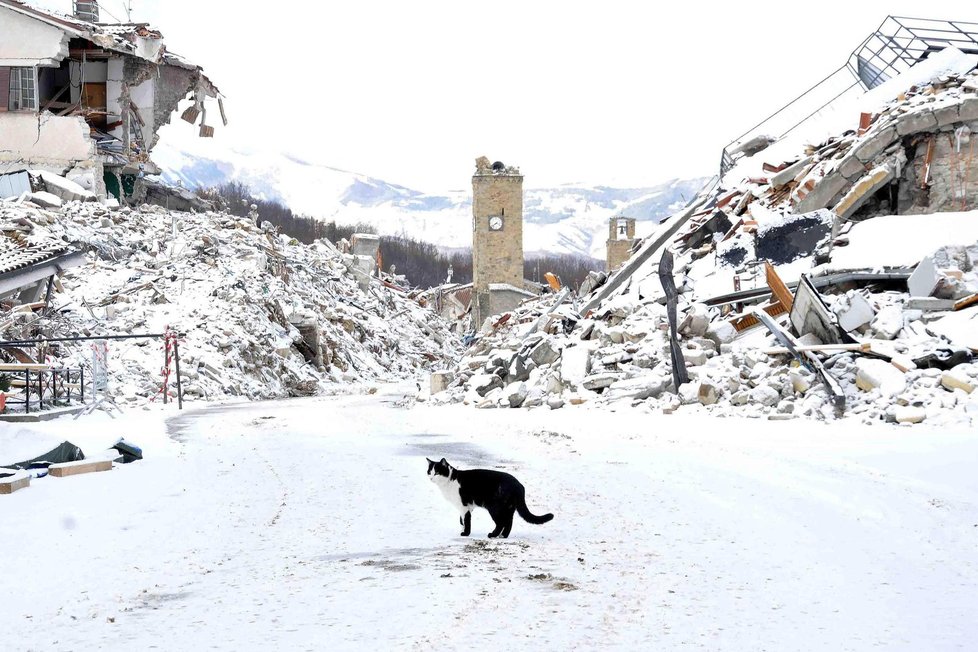 Italské Amatrice, které na podzim zasáhlo zemětřesení, zasypal sníh a očekávají se i silné mrazy.