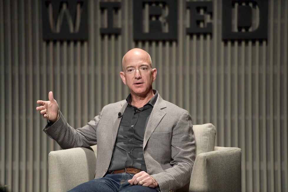 Zakladatel Amazonu Jeff Bezos je se se 146 miliardami dolarů považován za nejbohatšího člověka.