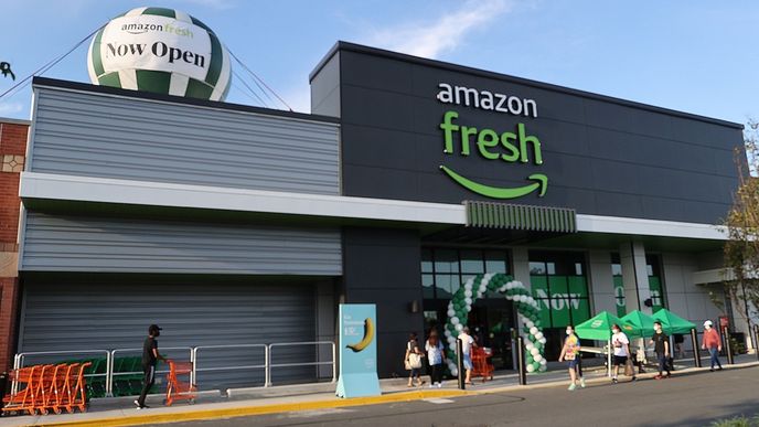 Zatím utajovanou součástí expanze Amazonu do obchodních center jsou prodejny Amazon Fresh umožňující velmi pohodlné nákupy, při kterých zákazník nepřijde do kontaktu s pokladnou.